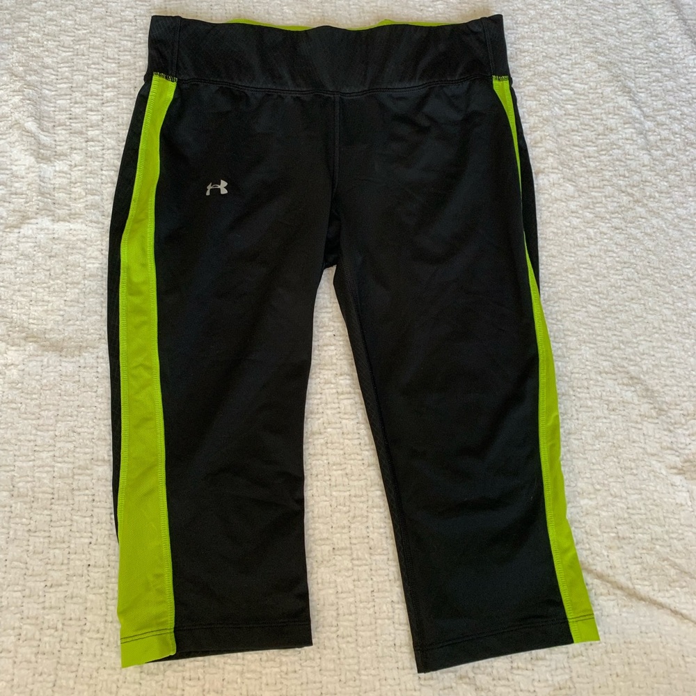Under Armour Black and Green Capri Leggings Size Small Like New